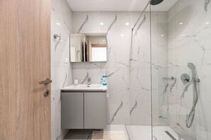 Secador de cabelo, toalhas de banho, papel higiênico 