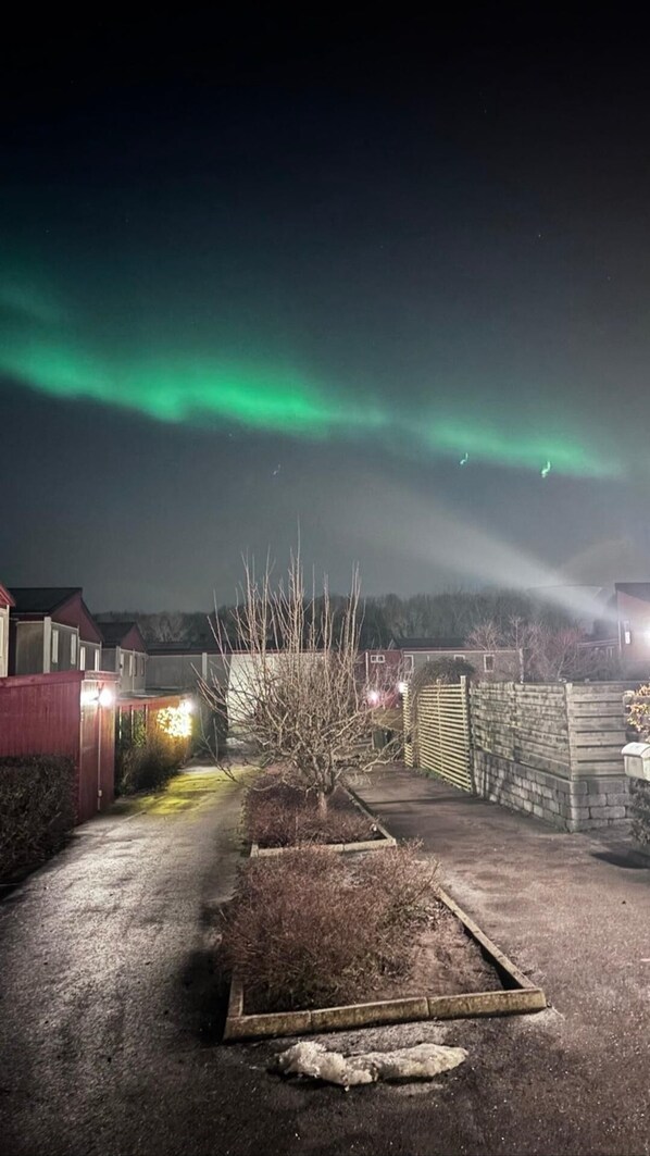 A residential area at night with houses and a driveway. - Malmoxie Unic Garden House (Oxie)