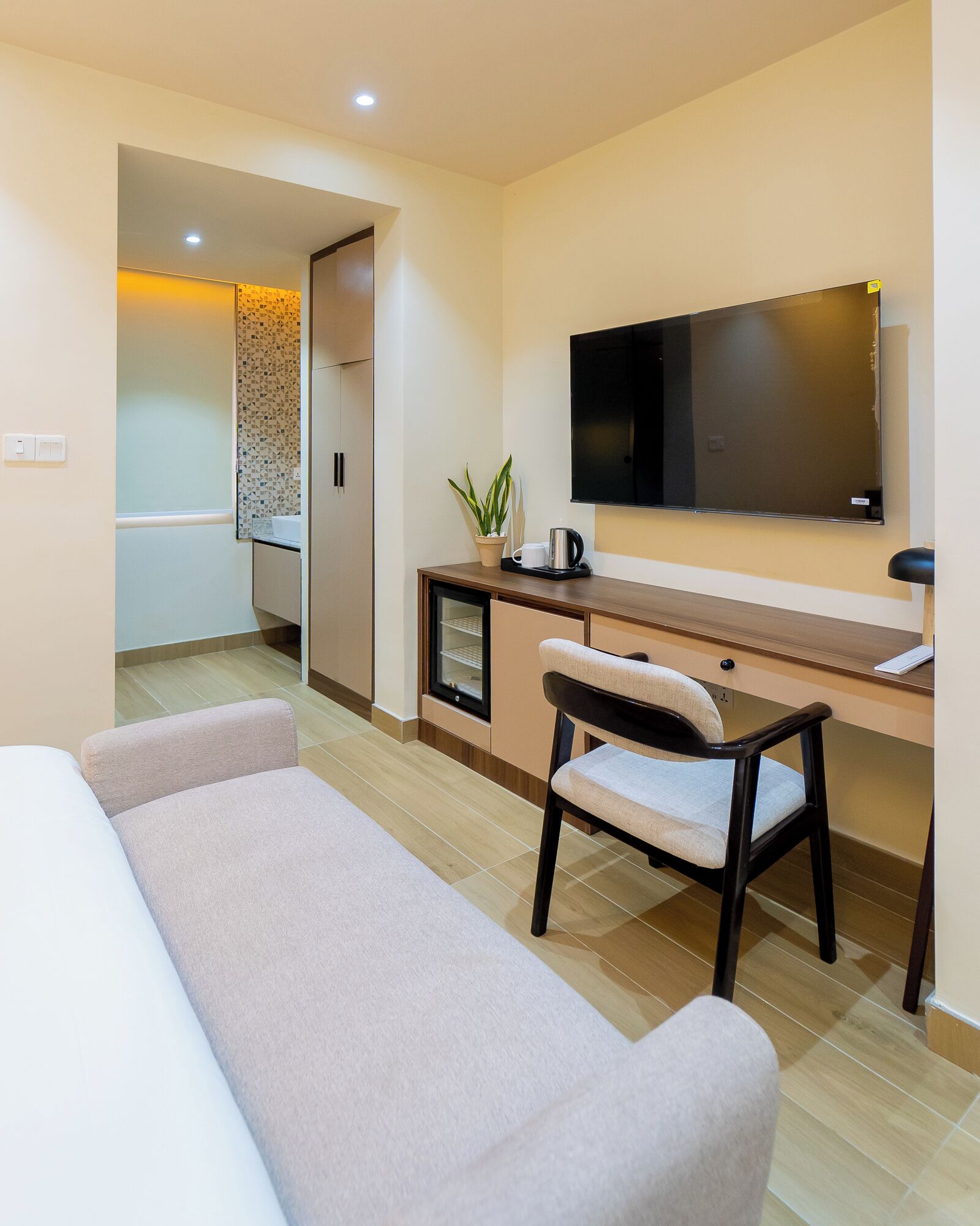 Quarto solteiro luxo | Cofres nos quartos, escrivaninha, espaço de trabalho para notebook