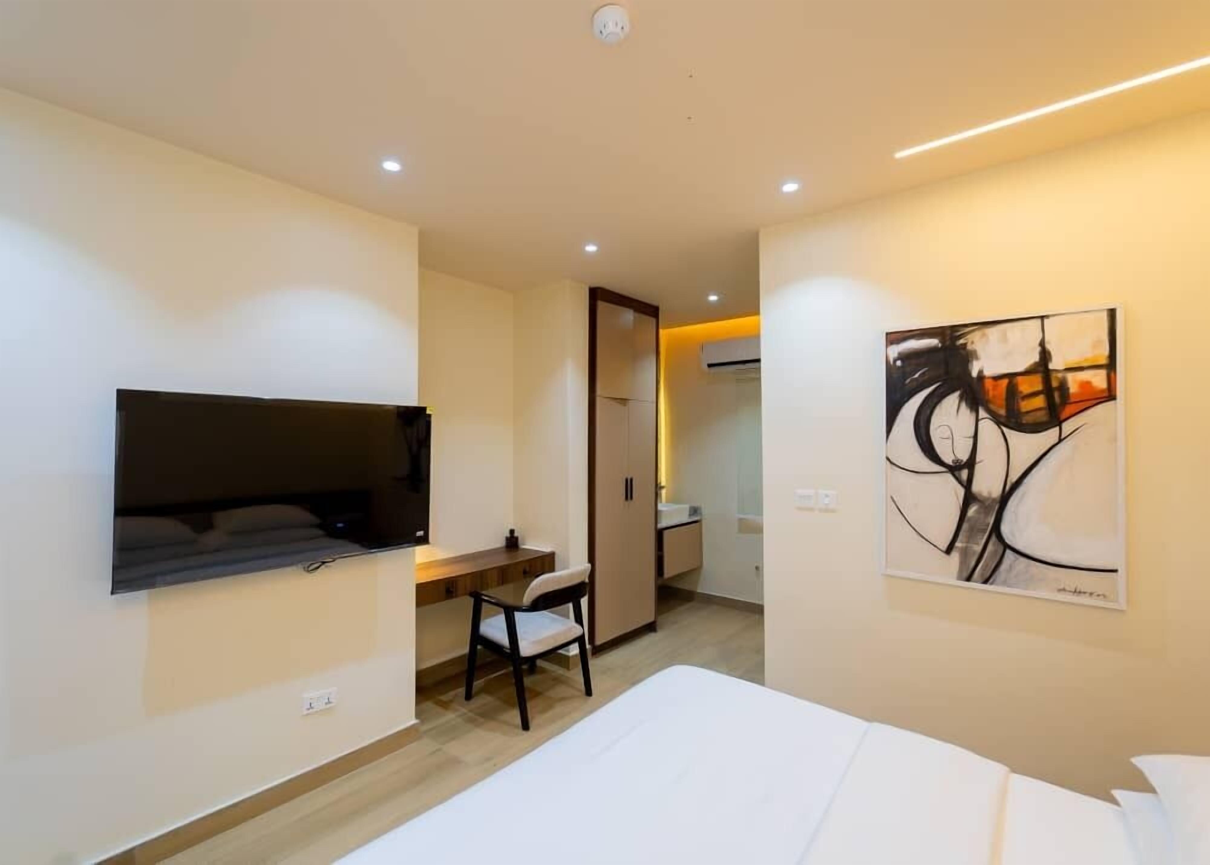 Suíte com design assinado, vista para o jardim | Cofres nos quartos, escrivaninha, espaço de trabalho para notebook