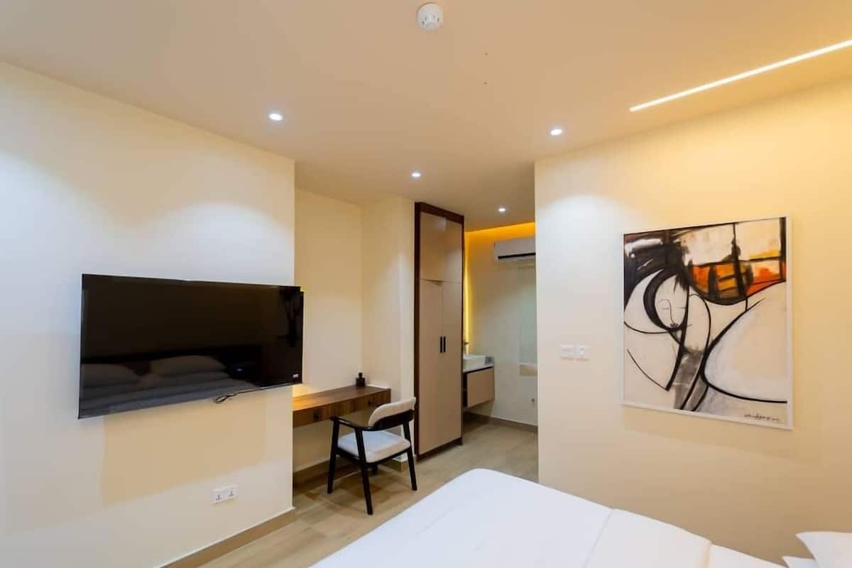 Suíte com design assinado, vista para o jardim | Cofres nos quartos, escrivaninha, espaço de trabalho para notebook