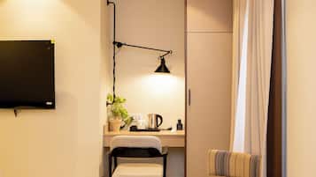 Quarto solteiro luxo | Cofres nos quartos, escrivaninha, espaço de trabalho para notebook