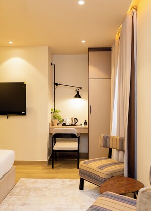 Quarto solteiro luxo | Cofres nos quartos, escrivaninha, espaço de trabalho para notebook