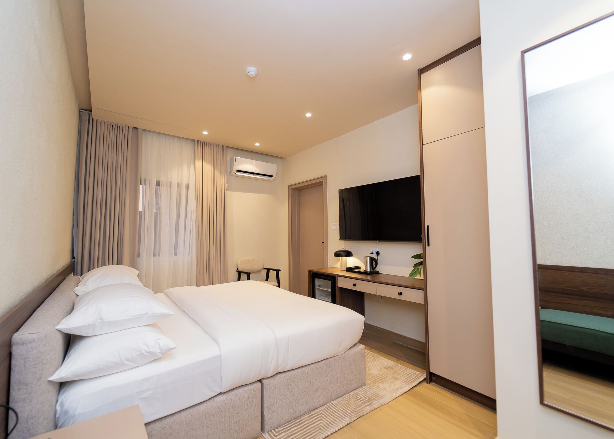 Standaard eenpersoonskamer, uitzicht op tuin | Een kluis op de kamer, een bureau, een laptopwerkplek, gratis wifi