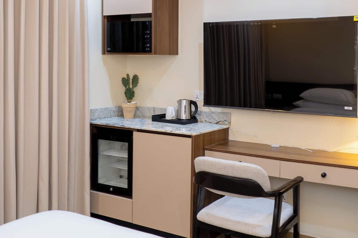 Quarto solteiro standard, vista para o jardim | Cofres nos quartos, escrivaninha, espaço de trabalho para notebook