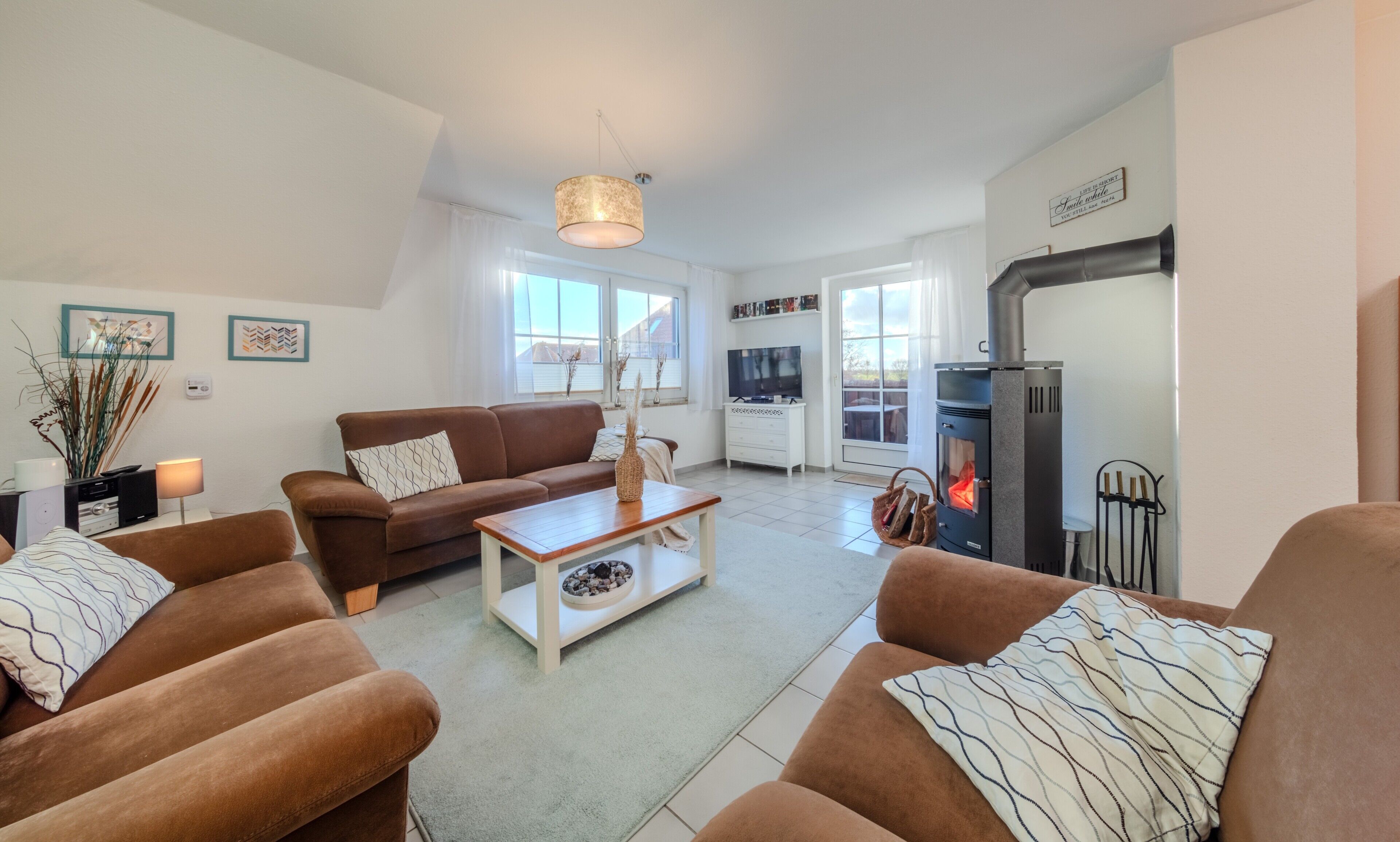 テレビ、暖炉、DVD プレーヤー