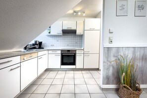 Een koelkast, een microgolfoven, een oven, een kookplaat