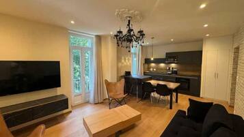 Superior-Apartment | Wohnbereich | Smart-TV