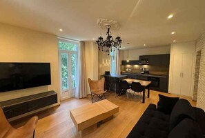 Apartamento superior | Área de estar | Smart TV