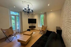 Superior appartement | Woonruimte | Een smart-tv