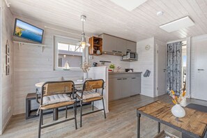 Jääkaappi, mikroaaltouuni, liesi, kahvin-/teenkeitin