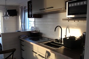 Jääkaappi, mikroaaltouuni, liesi, kahvin-/teenkeitin