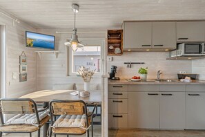 Réfrigérateur, micro-ondes, plaque de cuisson, cafetière/bouilloire