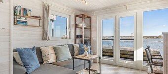 Houseboat Mien Schipp – Unique Vacation on the Water in Fehmarn Harbor