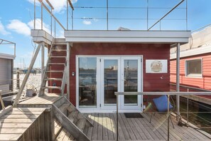 Terrace/patio - Houseboat Mien Schipp – Unique Vacation on the Water in Fehmarn Harbor (Fehmarn)