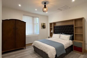 2 bedrooms, iron/ironing board, free WiFi, bed sheets - Family/small Group-wifi-parking-garden-sleeps 6 (Wolverhampton)