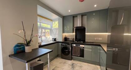 Family/small Group-wifi-parking-garden-sleeps 6