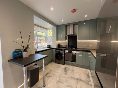 Family/small Group-wifi-parking-garden-sleeps 6