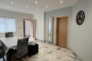 Dining - Family/small Group-wifi-parking-garden-sleeps 6 (Wolverhampton)