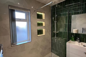 Chuveiro, produtos de toalete grátis, secador de cabelo 