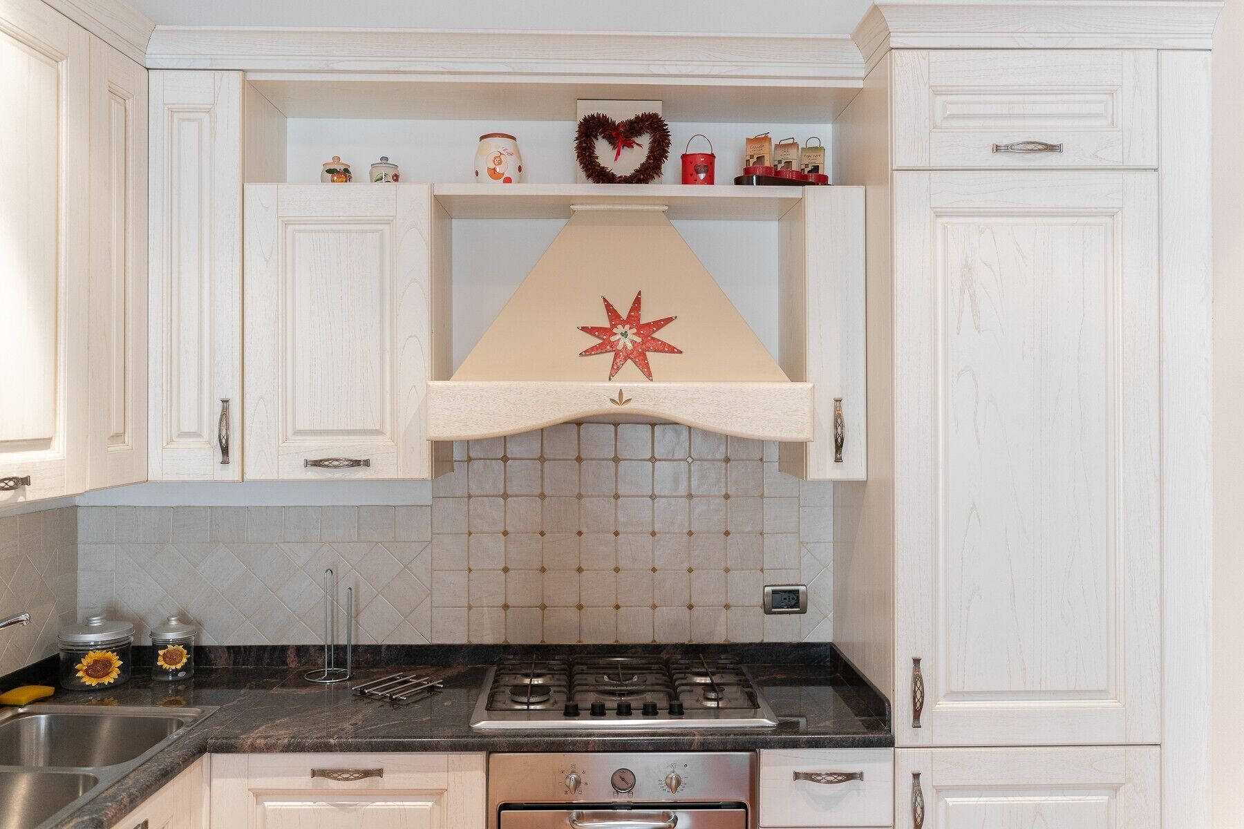 Frigorífico, horno, placa de cocina y lavavajillas