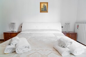 Iron/ironing board, WiFi, bed sheets - Barsotti House - Lucca Vacation Home with Wi-Fi and Washing Machine (Lucca)