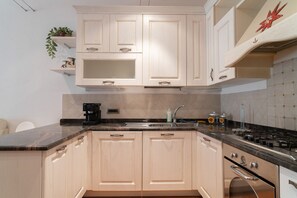 Fridge, oven, stovetop, dishwasher - Barsotti House - Lucca Vacation Home with Wi-Fi and Washing Machine (Lucca)