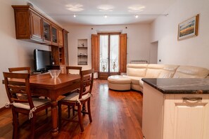 TV - Barsotti House - Lucca Vacation Home with Wi-Fi and Washing Machine (Lucca)
