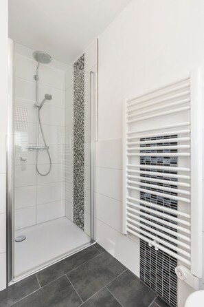 Douche, sèche-cheveux