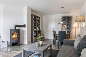 Fernseher, Kamin, DVD-Player