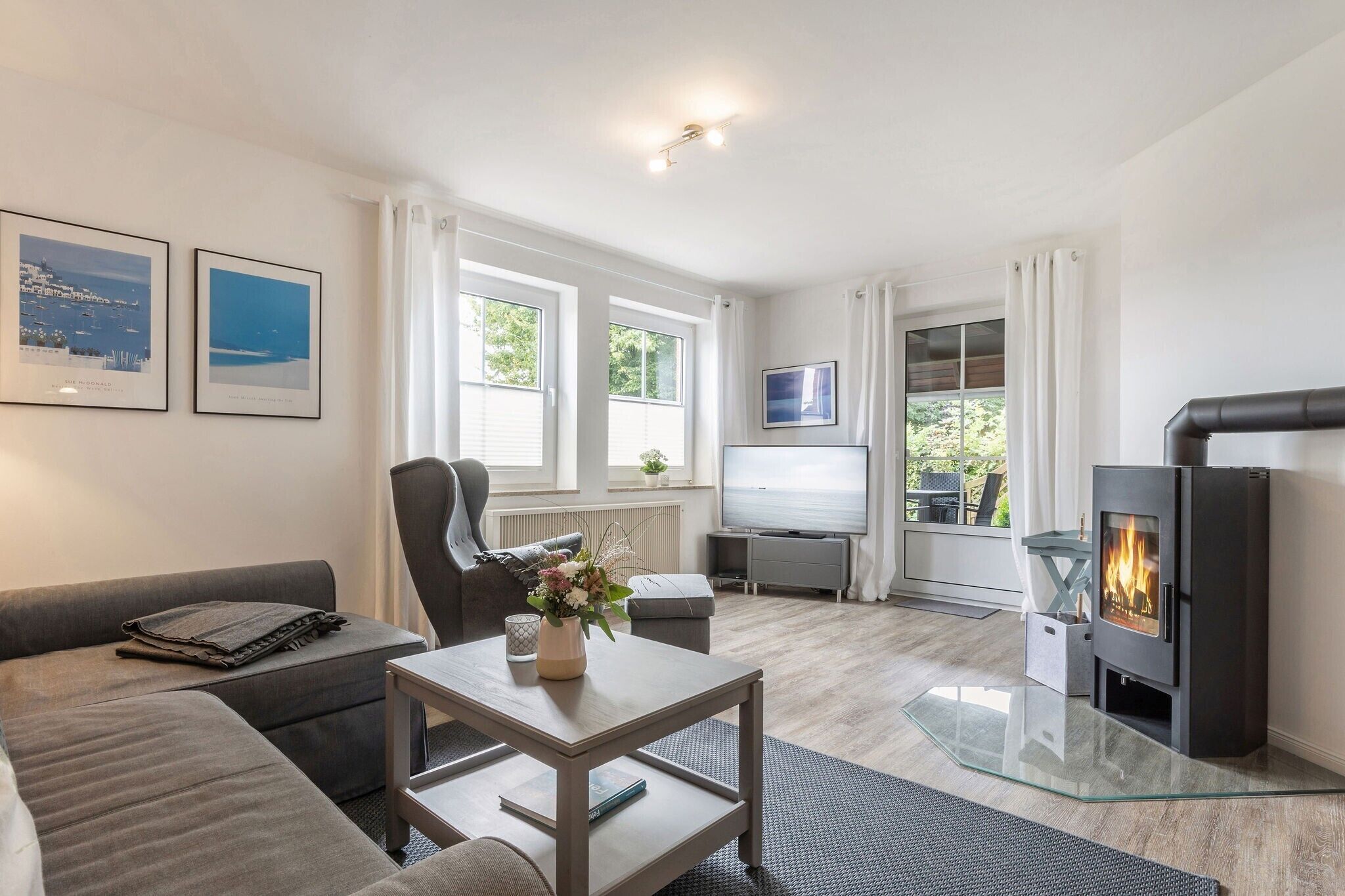 Fernseher, Kamin, DVD-Player