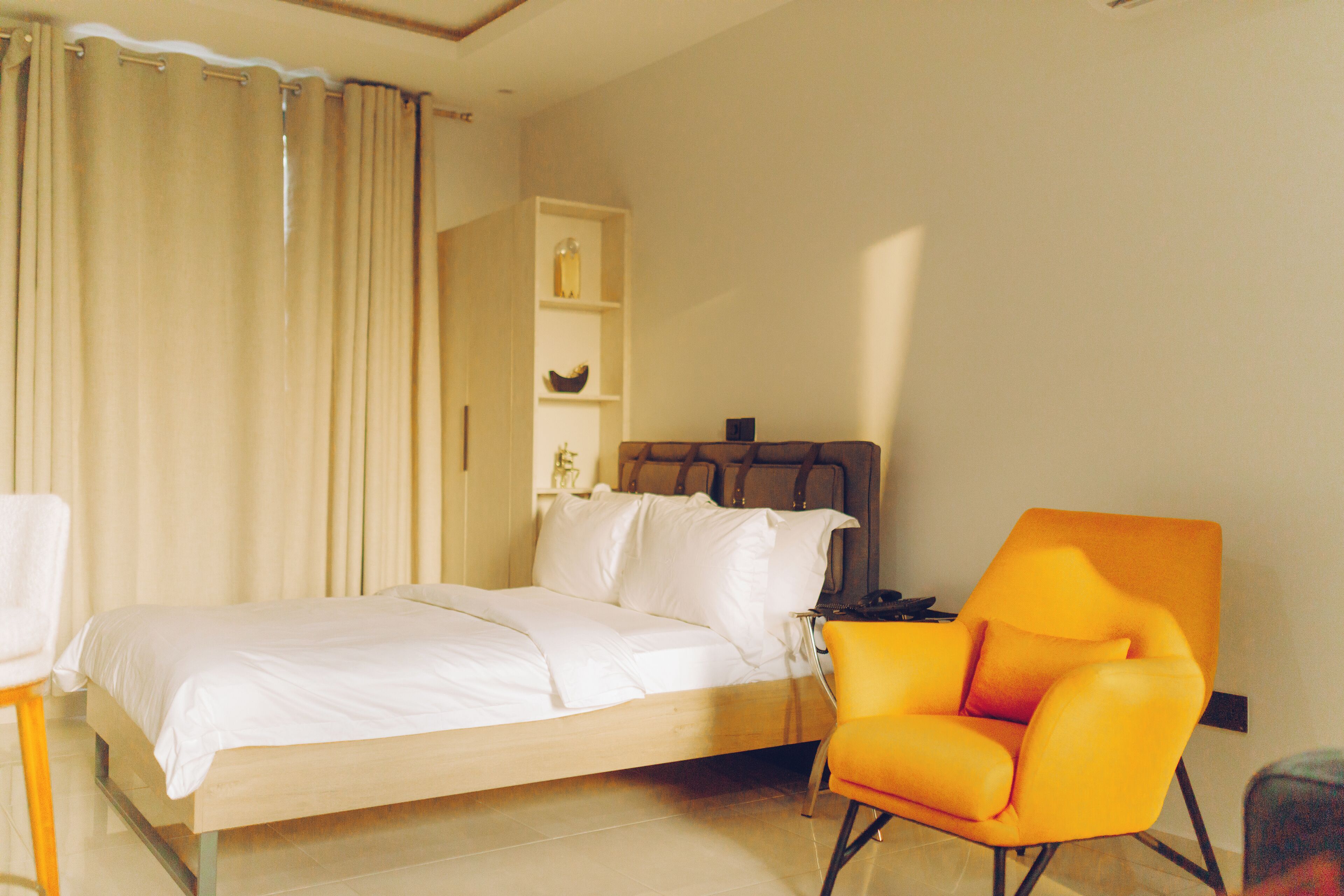 Studio, uitzicht op binnenplaats | Een laptopwerkplek, verduisterende gordijnen, geluiddichte muren