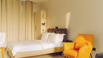 Studio, uitzicht op binnenplaats | Een laptopwerkplek, verduisterende gordijnen, geluiddichte muren