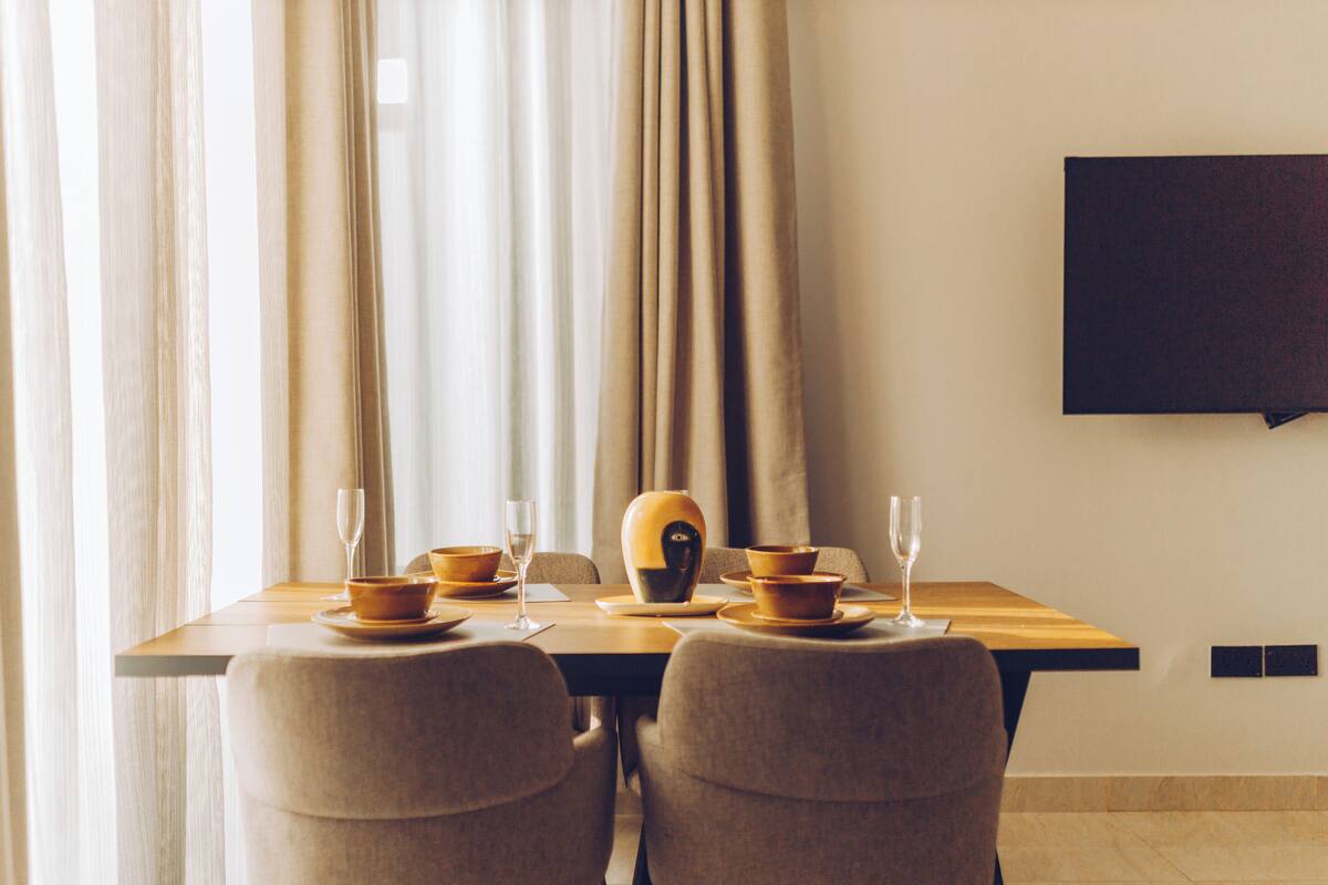 Deluxe-Apartment, Balkon, Hügelblick | Essbereich im Zimmer