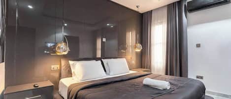 Familjelägenhet - balkong - utsikt mot staden | Skrivbord, arbetsyta för laptop, mörkläggningsgardiner och ljudisolering