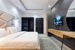 Appartement Familial, balcon, vue ville | Bureau, espace de travail pour ordinateur portable, rideaux occultants
