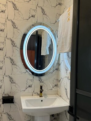 Familie appartement, balkon, uitzicht op stad | Badkamer | Gratis toiletartikelen, een haardroger, handdoeken, zeep