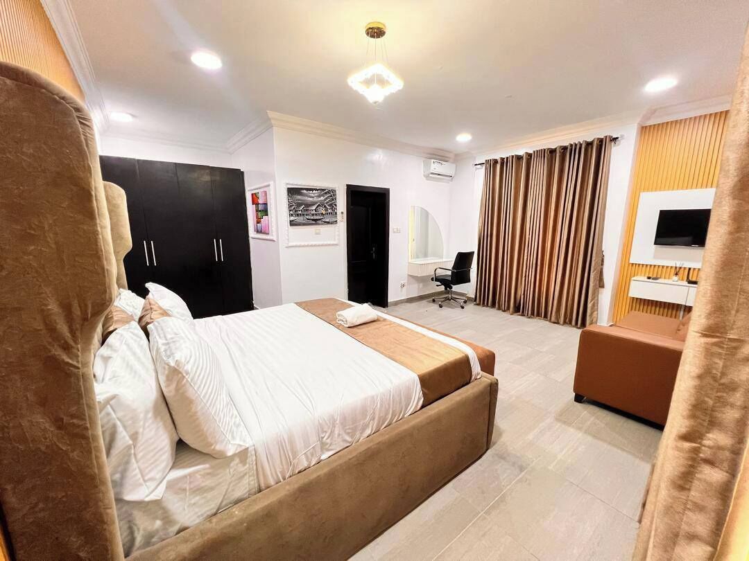 Escritorio, espacio para trabajar con laptop y cortinas blackout 