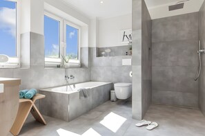 Shower, hair dryer - De Bööi – Idyllic Thatched Holiday Home with Sauna, Fireplace & Sea View on Fehmarn (Fehmarn)