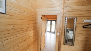 2 bedrooms, WiFi (free), individually decorated, individually furnished - Glenview Log Cabin (Ballycastle)