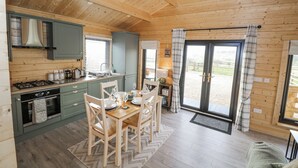 Cookware/dishes/utensils - Glenview Log Cabin (Ballycastle)