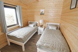 2 kamar tidur dan didekorasi berbeda-beda