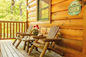 Terrace/patio - Scenic 3BD | Outdoor Kitchen & Fireplace | Hot Tub (Sevierville)