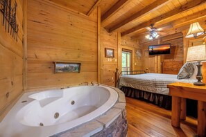 Desk, iron/ironing board, travel cot, free WiFi - Scenic 3BD | Outdoor Kitchen & Fireplace | Hot Tub (Sevierville)