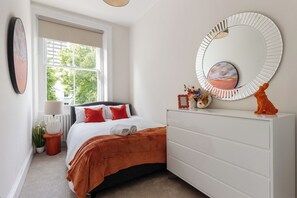 2 habitaciones, tabla de planchar con plancha, wifi y ropa de cama 