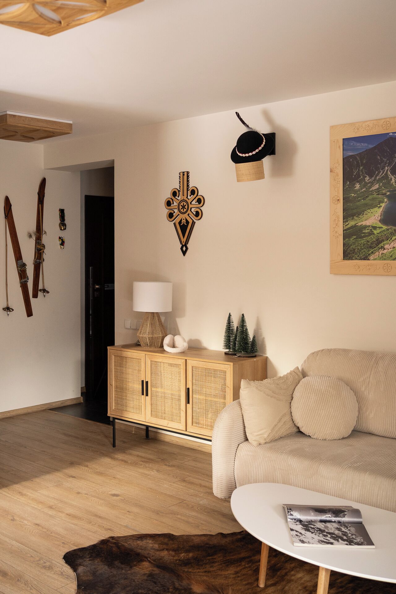 Apartamento Deluxe | Zona de estar | Televisión de pantalla plana de 50 pulgadas con canales por cable