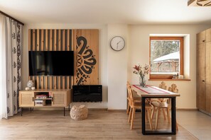 Deluxe-Apartment | Wohnbereich | 50-Zoll-Flachbildfernseher mit Kabelempfang, Fernseher