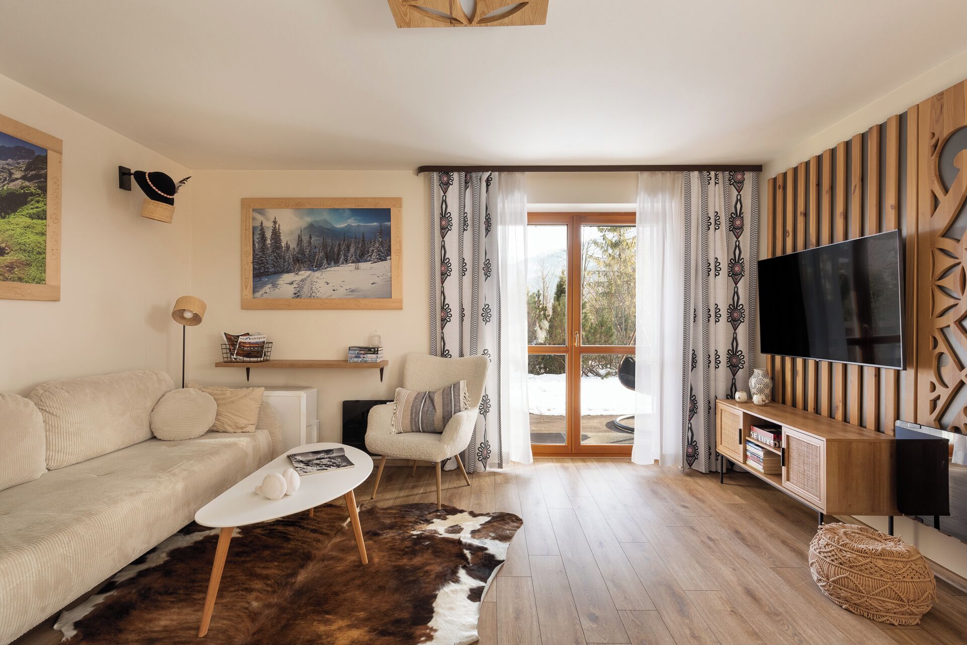 Appartamento Deluxe | Area soggiorno | TV a schermo piatto