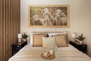 Apartamento luxo | Área de estar | TV de tela plana 50 polegadas com canais a cabo, TV