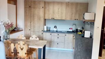 Deluxe Apartment | Private kitchenette | Electric kettle